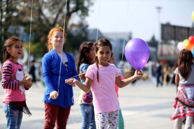 Düzce'de 95 kız çocuğu rengarenk dilek balonlarını gökyüzüne bıraktı
